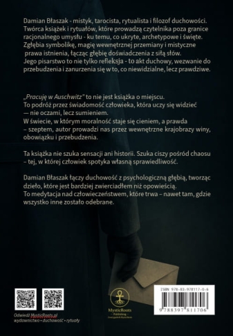 Tylna okładka książki „Pracuję w Auschwitz” – duchowa i filozoficzna opowieść Damiana Błaszaka o człowieczeństwie, sensie pracy i wewnętrznej przemianie.