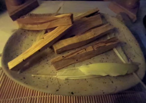 Palo Santo w rytualnym ujęciu – aromatyczne kadzidło do oczyszczania przestrzeni i medytacji.