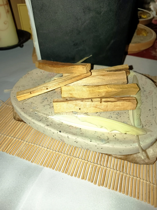 Palo Santo przy kadzielnicy – ceremonialny dym, oczyszczanie aury i przestrzeni.