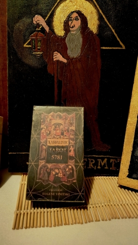 Kabalistyczne karty Tarota Kabbalistic Tarot 5781 to narzędzie inicjacyjne dla osób praktykujących Tarot, kabałę i pracę duchową. Talia oparta na symbolice Drzewa Życia, przeznaczona do świadomej analizy losu i psyche.